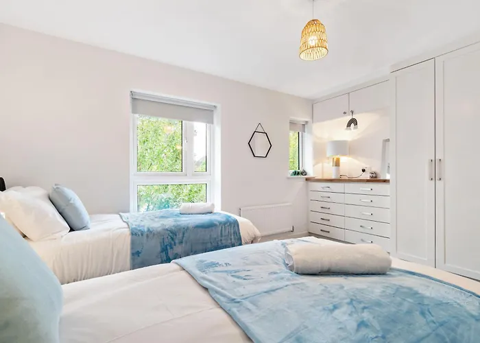 Deluxe 2-Bedrooms Hideaway In Ashford, Great Location, Close To M20