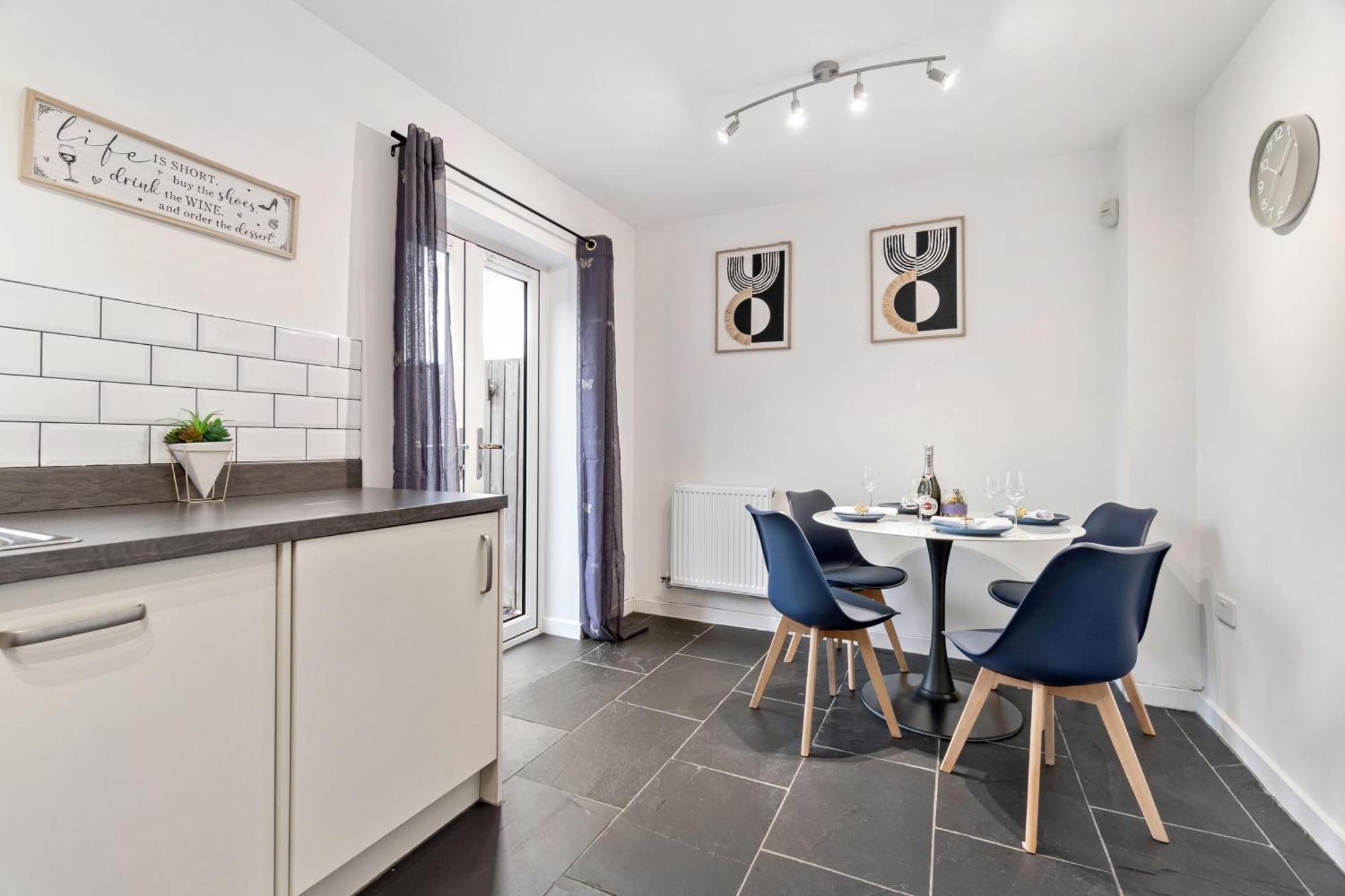 Deluxe 2-bedrooms Hideaway In Ashford, Great Location, Close To M20 Holiday home *