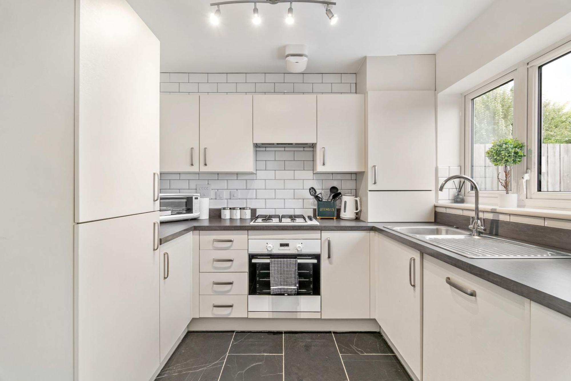 Deluxe 2-bedrooms Hideaway In Ashford, Great Location, Close To M20 Holiday home
