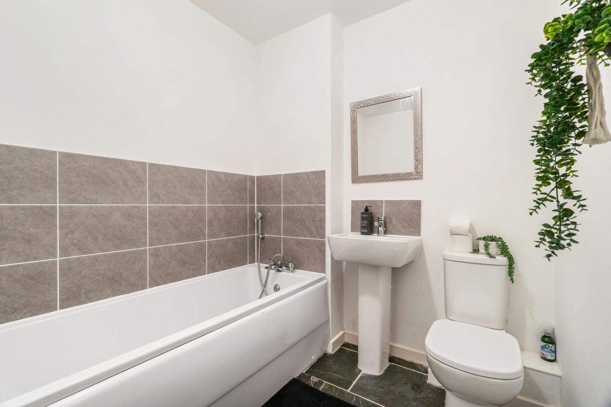 Holiday home Deluxe 2-bedrooms Hideaway In Ashford, Great Location, Close To M20 *