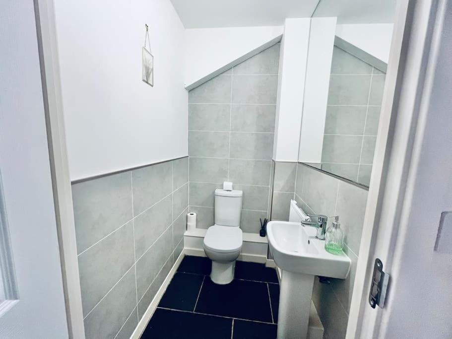 Deluxe 2-bedrooms Hideaway In Ashford, Great Location, Close To M20 Ashford (Kent)