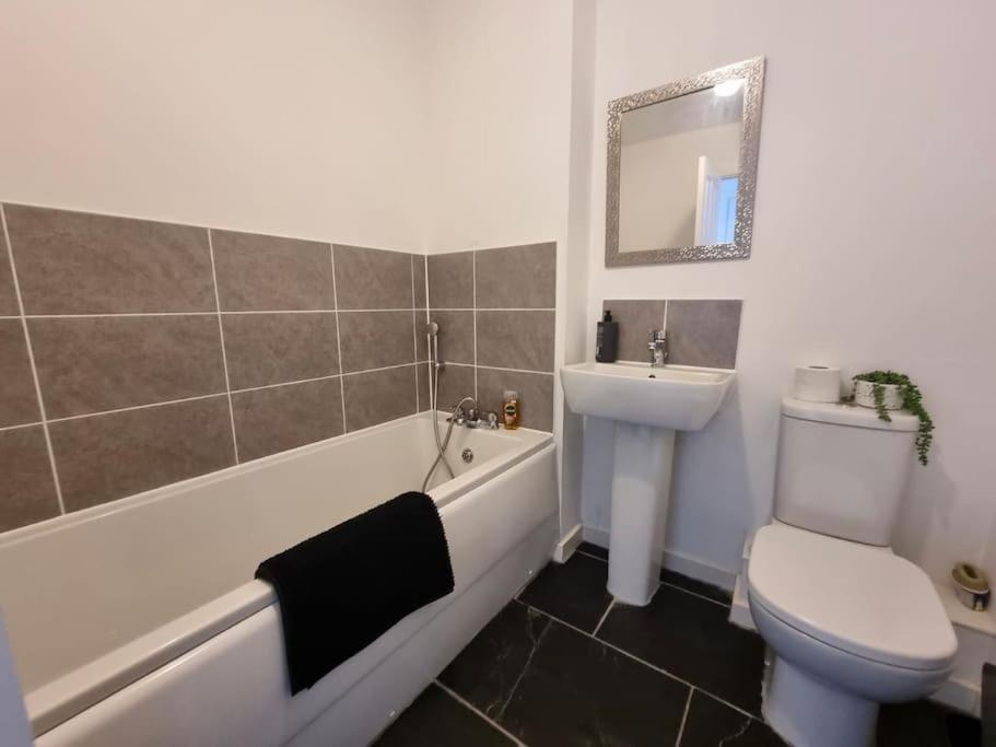 Deluxe 2-bedrooms Hideaway In Ashford, Great Location, Close To M20 Holiday home
