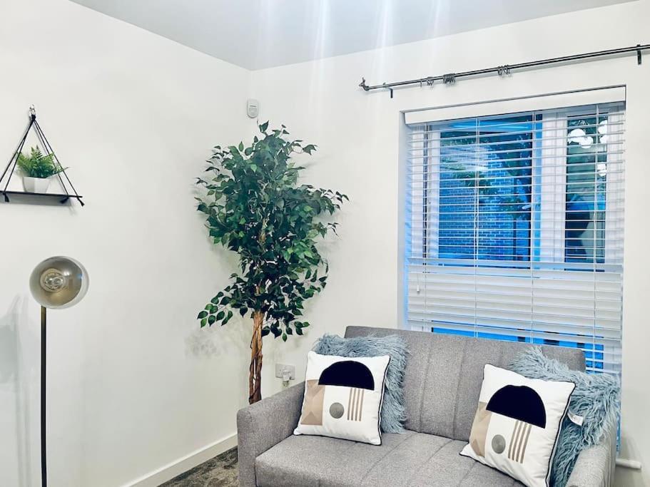 Deluxe 2-bedrooms Hideaway In Ashford, Great Location, Close To M20 Holiday home *